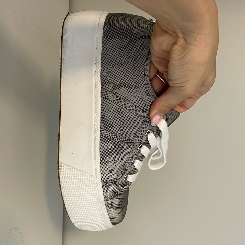 Steve Madden size 5.5 Emmi Grey Met sneaker